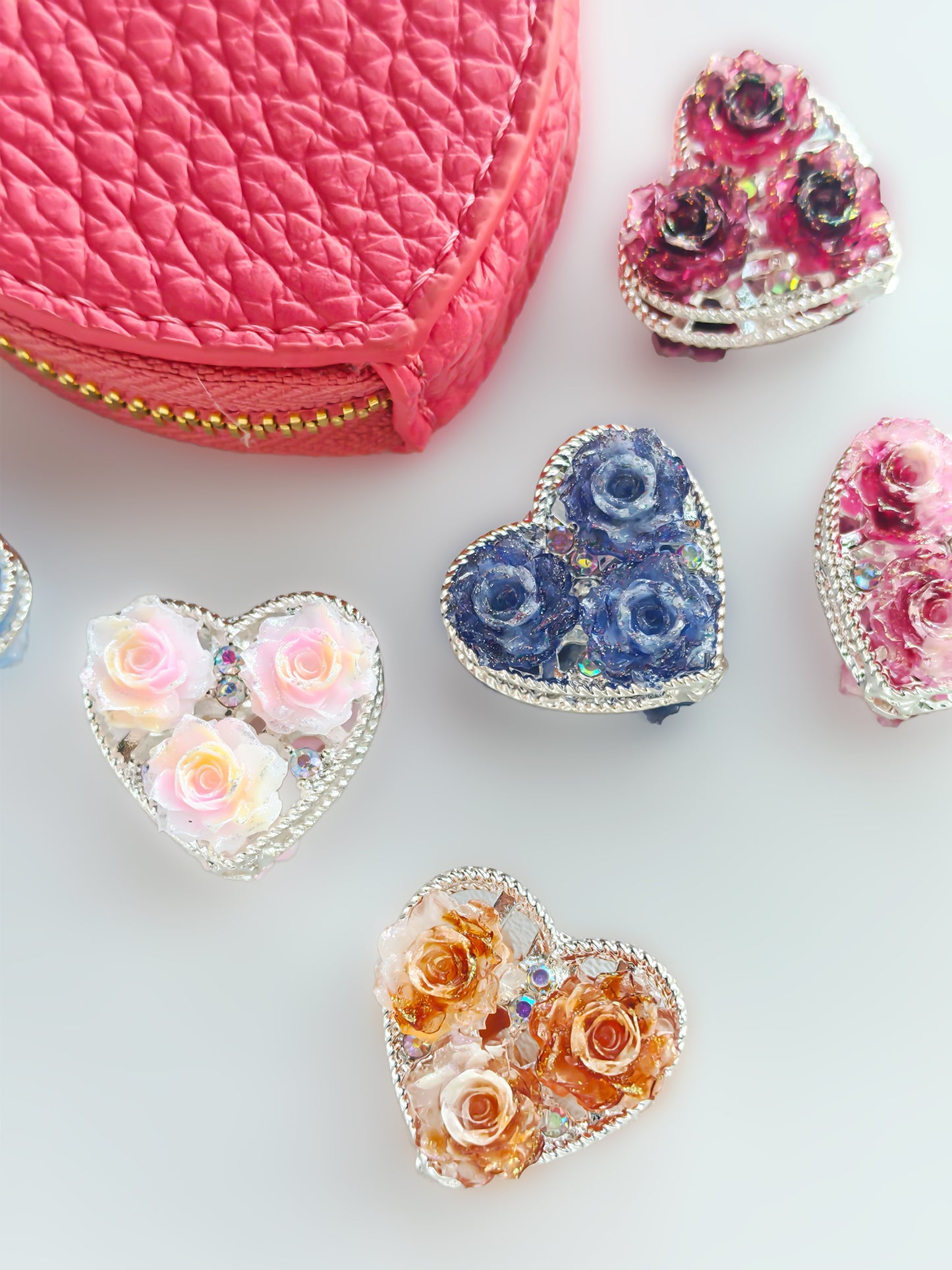 C52055 Double-Sided  Flower Resin Rose Heart-shaped Three Flowers  Suitable For Wearing As A Pen, Phone Chain, Bag Chain, Car Hanging Decorations, And Accessories