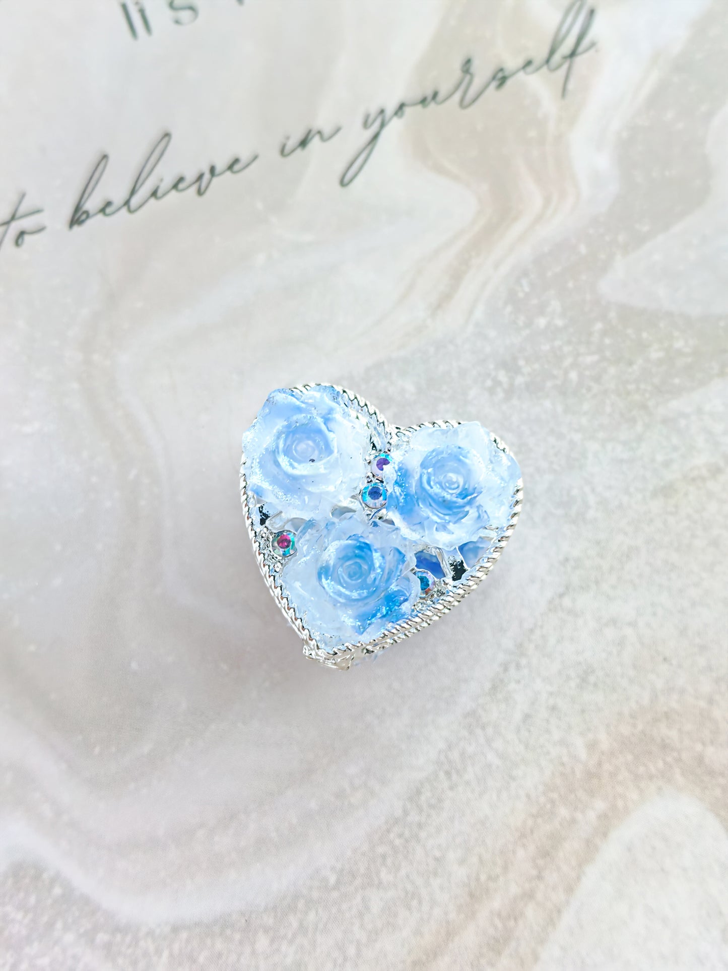 C52055 Double-Sided  Flower Resin Rose Heart-shaped Three Flowers  Suitable For Wearing As A Pen, Phone Chain, Bag Chain, Car Hanging Decorations, And Accessories