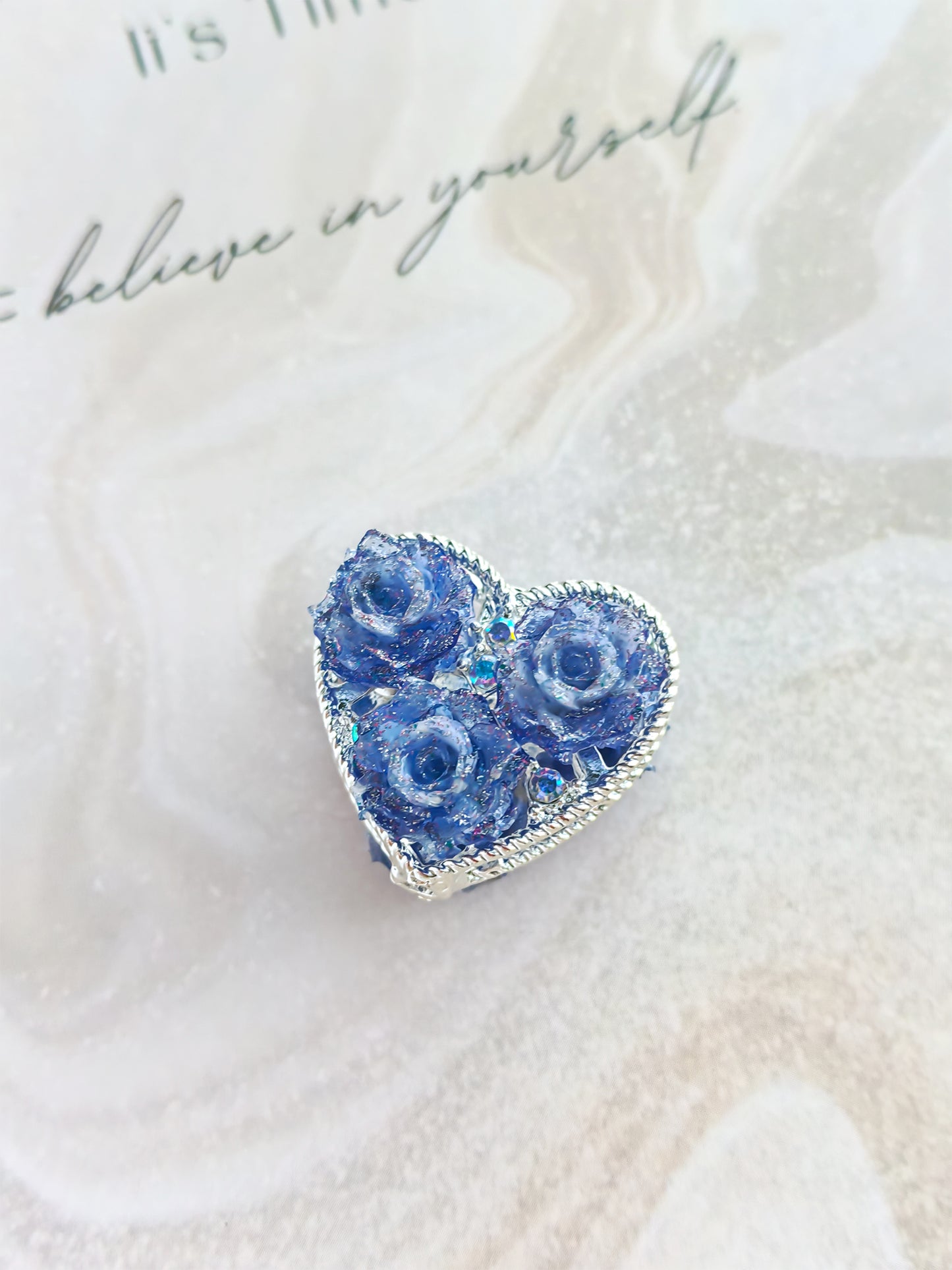 C52055 Double-Sided  Flower Resin Rose Heart-shaped Three Flowers  Suitable For Wearing As A Pen, Phone Chain, Bag Chain, Car Hanging Decorations, And Accessories
