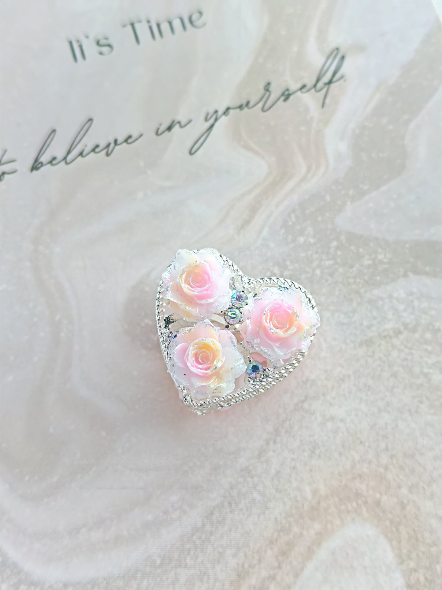 C52055 Double-Sided  Flower Resin Rose Heart-shaped Three Flowers  Suitable For Wearing As A Pen, Phone Chain, Bag Chain, Car Hanging Decorations, And Accessories