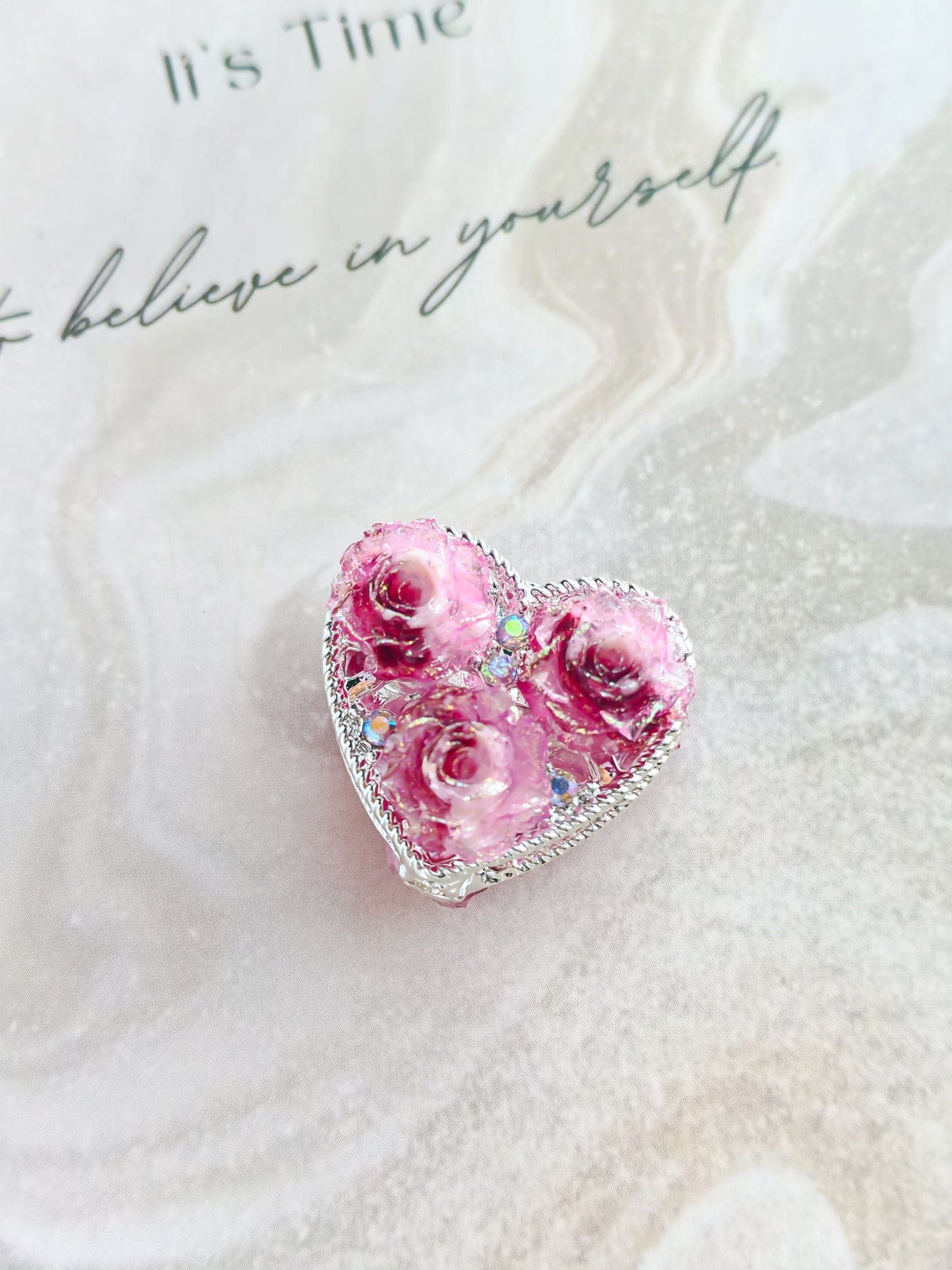 C52055 Double-Sided  Flower Resin Rose Heart-shaped Three Flowers  Suitable For Wearing As A Pen, Phone Chain, Bag Chain, Car Hanging Decorations, And Accessories