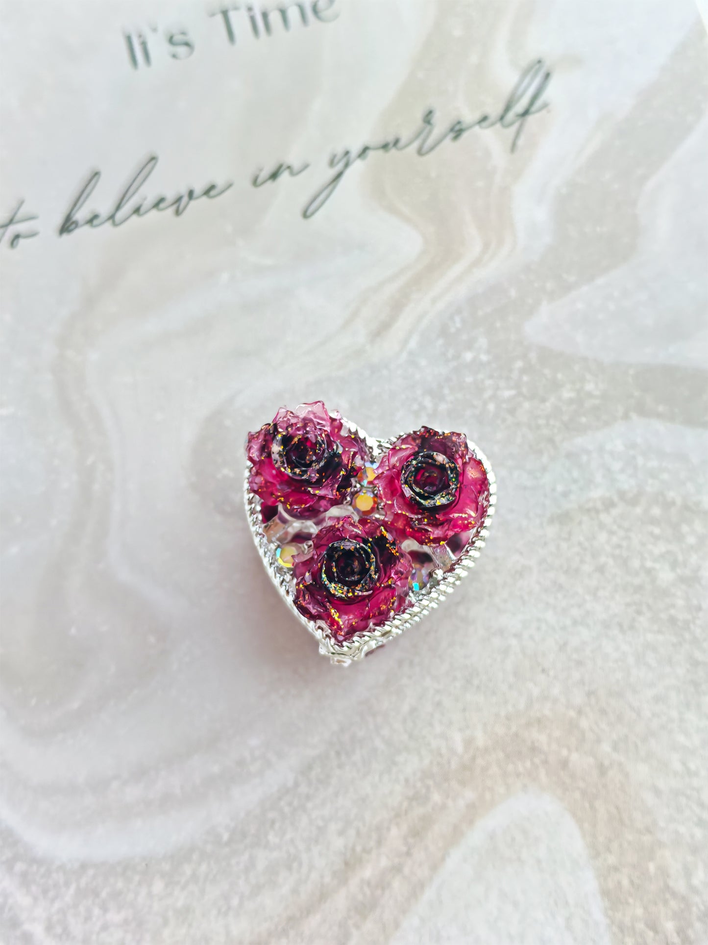 C52055 Double-Sided  Flower Resin Rose Heart-shaped Three Flowers  Suitable For Wearing As A Pen, Phone Chain, Bag Chain, Car Hanging Decorations, And Accessories