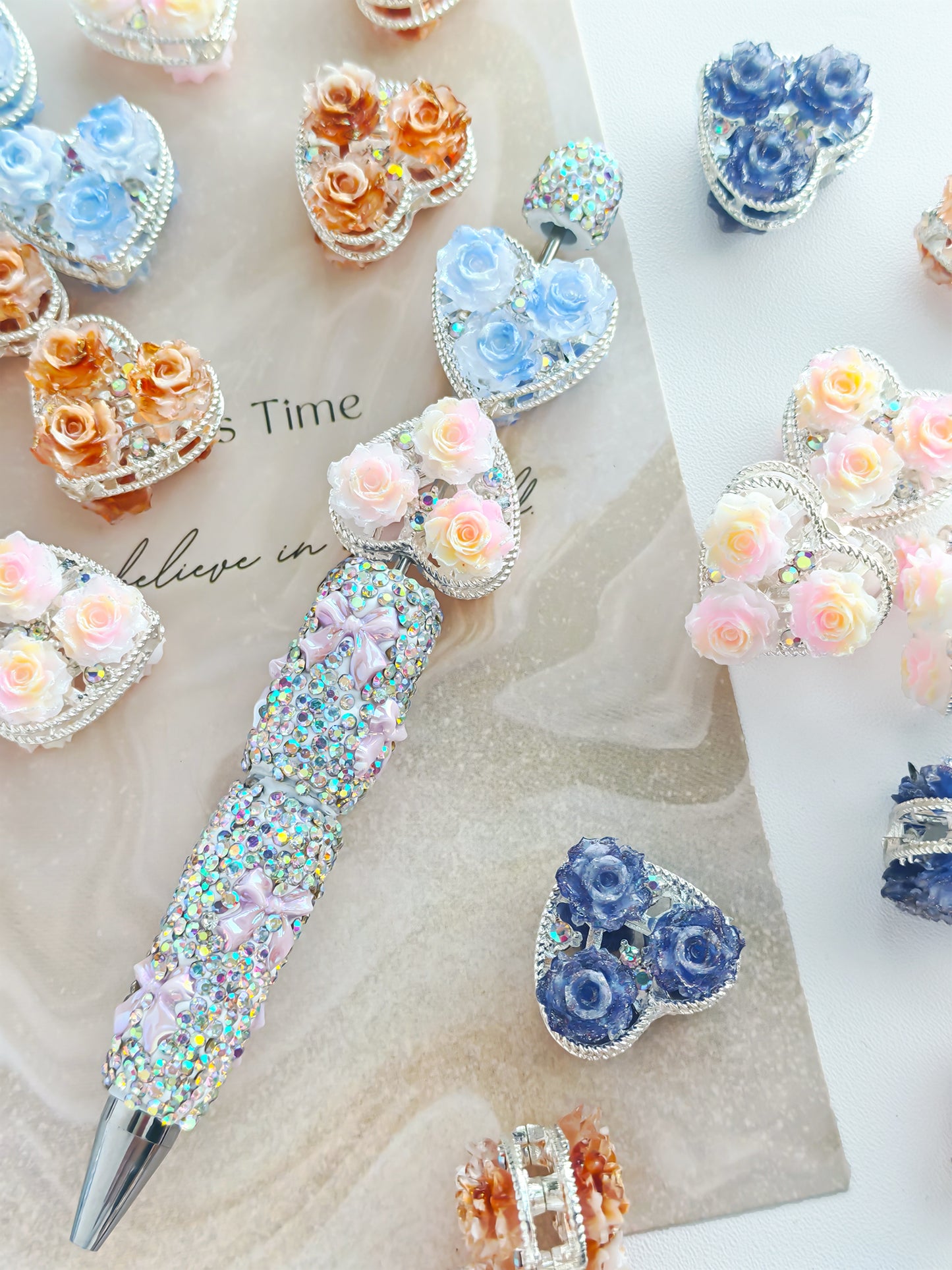 C52055 Double-Sided  Flower Resin Rose Heart-shaped Three Flowers  Suitable For Wearing As A Pen, Phone Chain, Bag Chain, Car Hanging Decorations, And Accessories