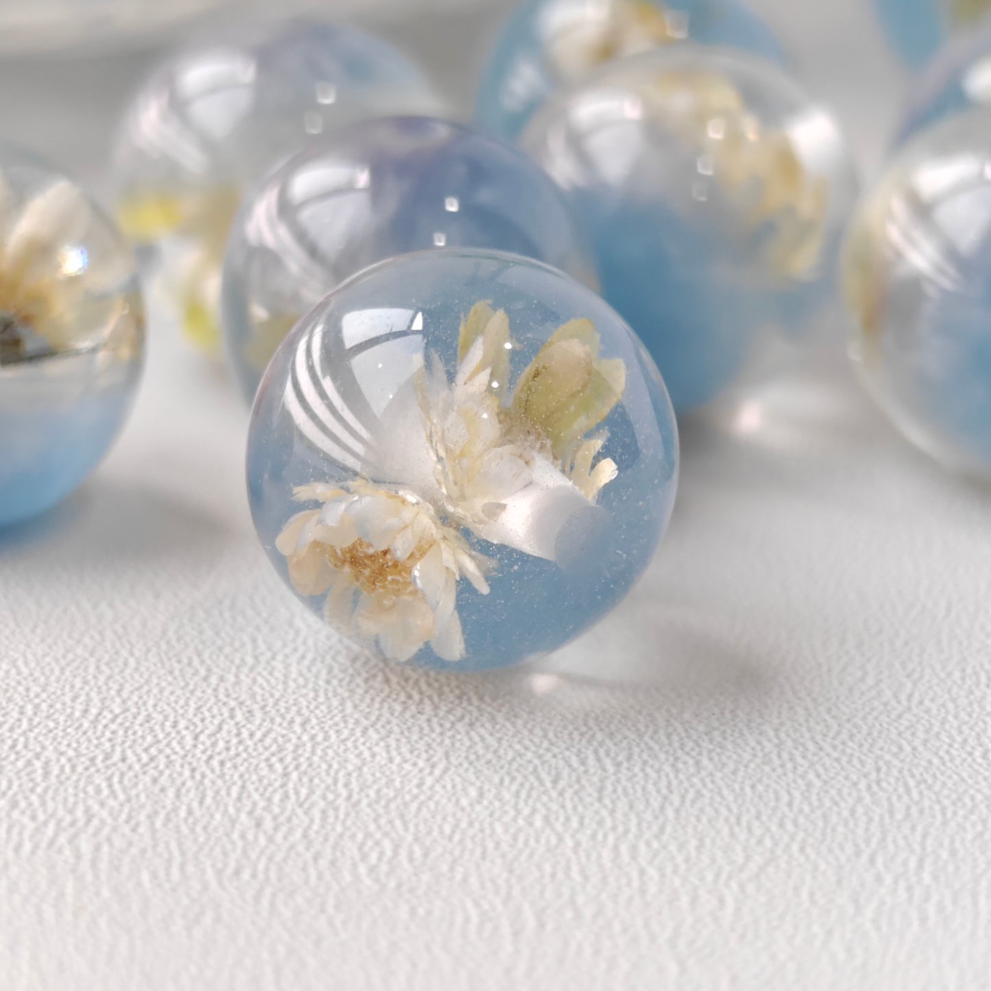 AA0132 Daisy and Microecological Blue Beads, Suitable For DIY Jewelry, Making Necklaces, Keychains, Phonechains, Shoes And Watch Accessories
