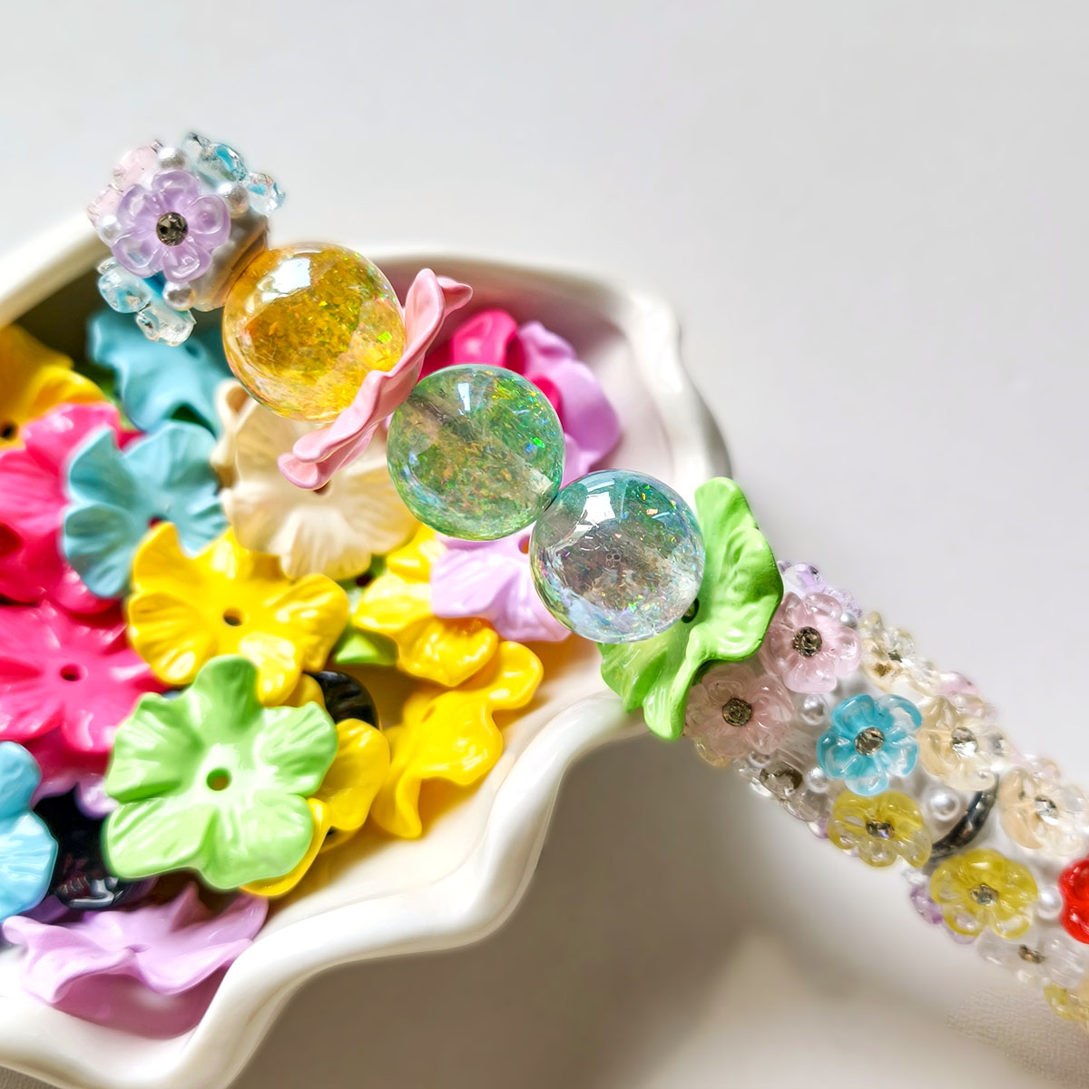 AA0196 Candy Color Embossed Wrinkled 5-Petal Flower Open-Hole Bead Caps, 3D Acrylic Spacer Beads for DIY Bead Pens, Bracelets, Phone Straps, Keychain Jewelry Making