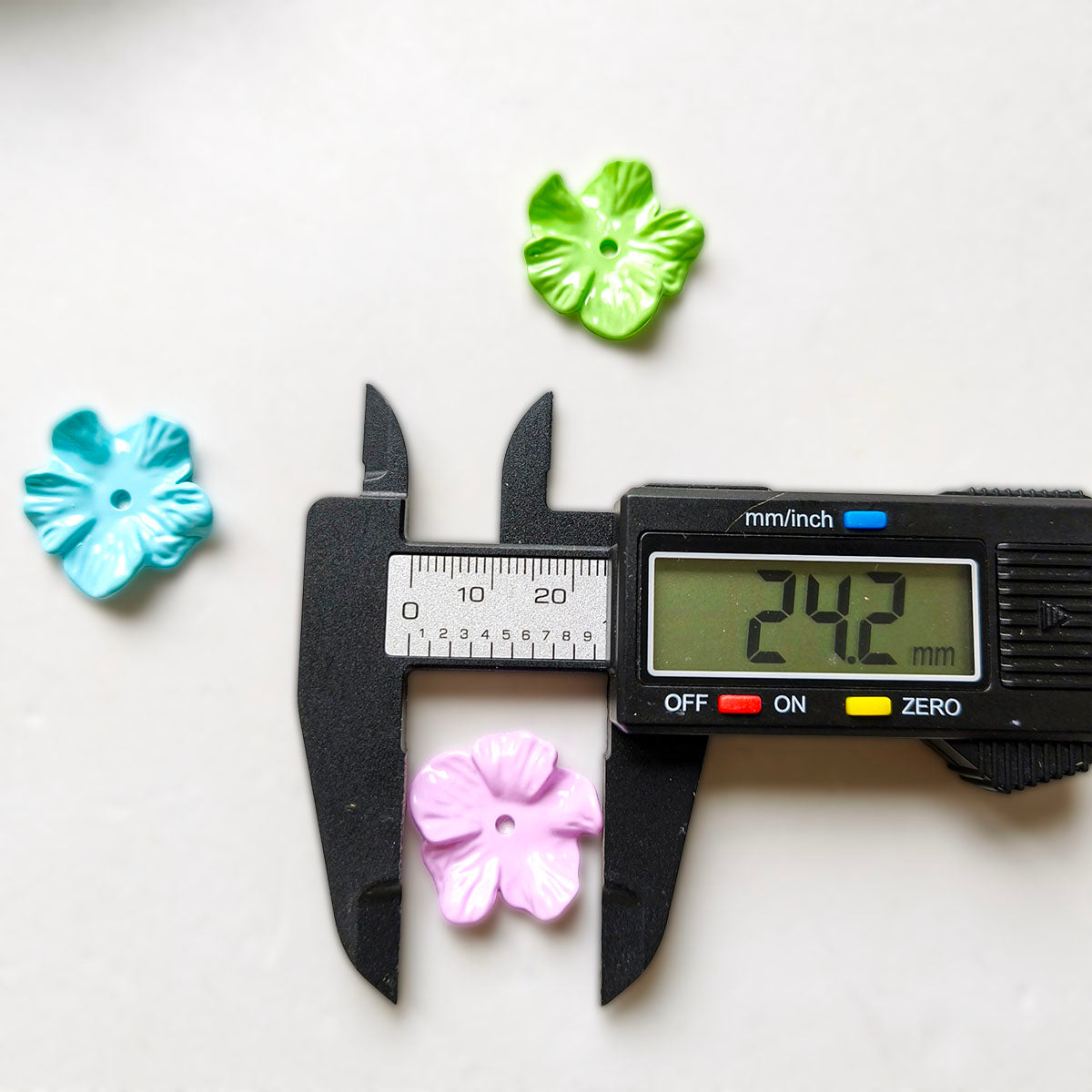 AA0196 Candy Color Embossed Wrinkled 5-Petal Flower Open-Hole Bead Caps, 3D Acrylic Spacer Beads for DIY Bead Pens, Bracelets, Phone Straps, Keychain Jewelry Making