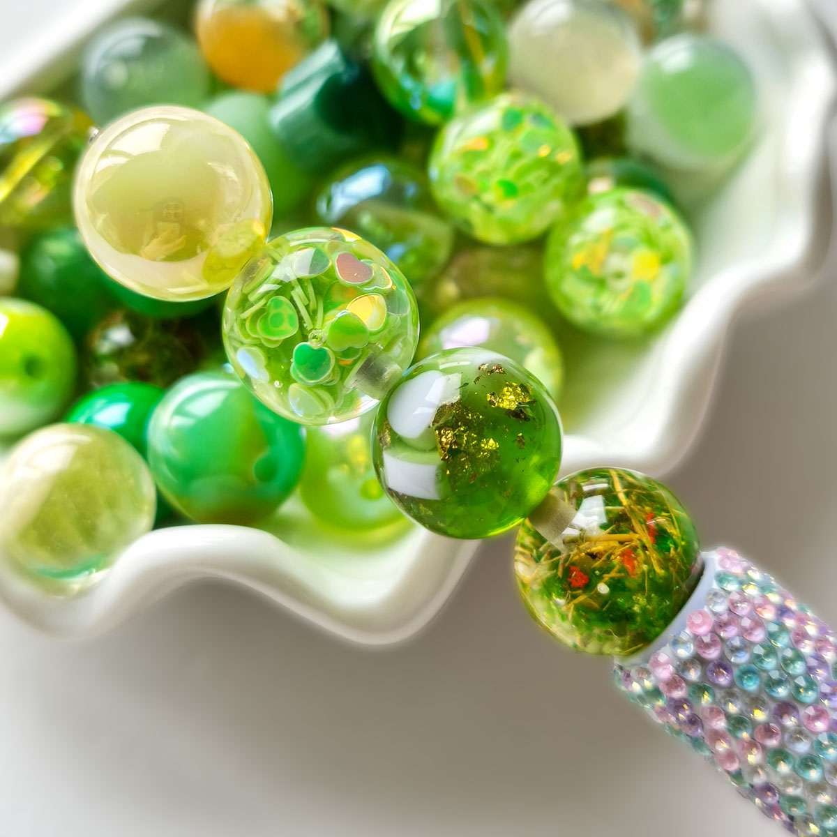 AA0212 16mm Mixed Color Series Transparent Iridescent Resin Round Loose Beads, Glitter Foil Straight Hole Spacer Beads for DIY Bead Pens, Bracelets & Keychains