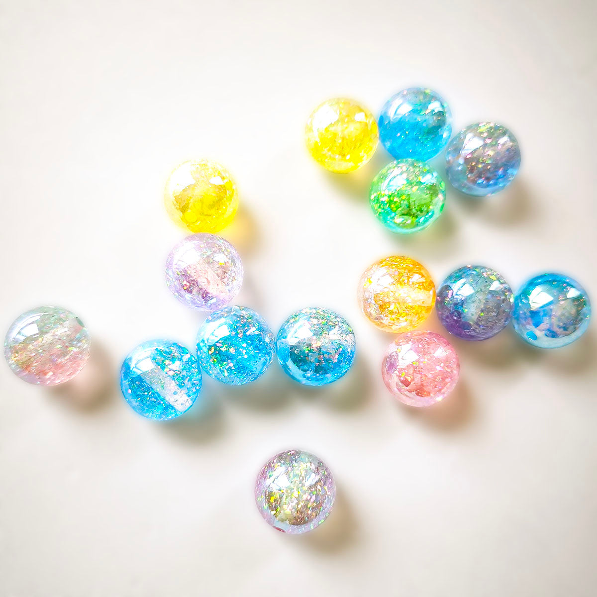 AA0215 16mm Iridescent Confetti Resin Round Loose Beads, Transparent Glitter Foil Straight Hole Beads for DIY Bracelets, Necklaces, Phone Charms & Keychain Jewelry Making